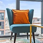 Vibrant Bliss - Luxury City Centre Stay, Sleeps 8, Central Location, Bullring, Fully Equipped Kitchen, King Bed, 2 Bathrooms,Terrace City View, Free Wifi And Board Games