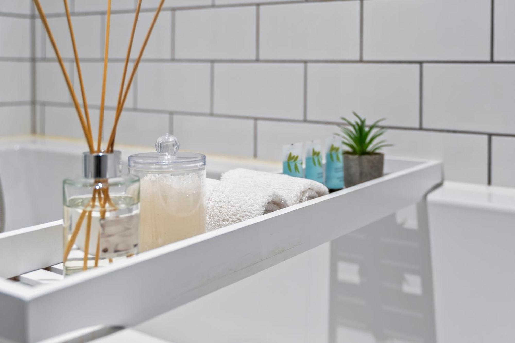 Vibrant Bliss - Luxury Centre Stay, Sleeps 8, Location, Bullring, Fully Equipped Kitchen, King Bed, 2 Bathrooms,terrace View, Free Wifi And Board Games Birmingham