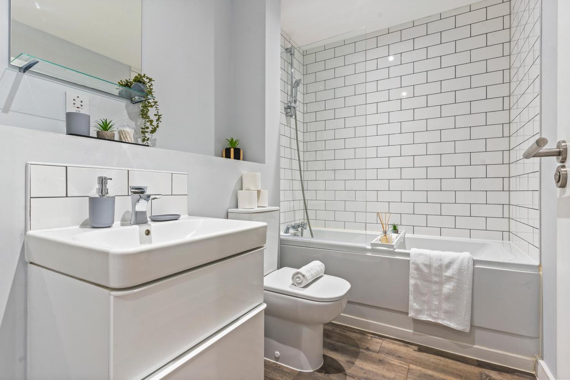 Apartment Vibrant Bliss - Luxury Centre Stay, Sleeps 8, Location, Bullring, Fully Equipped Kitchen, King Bed, 2 Bathrooms,terrace View, Free Wifi And Board Games