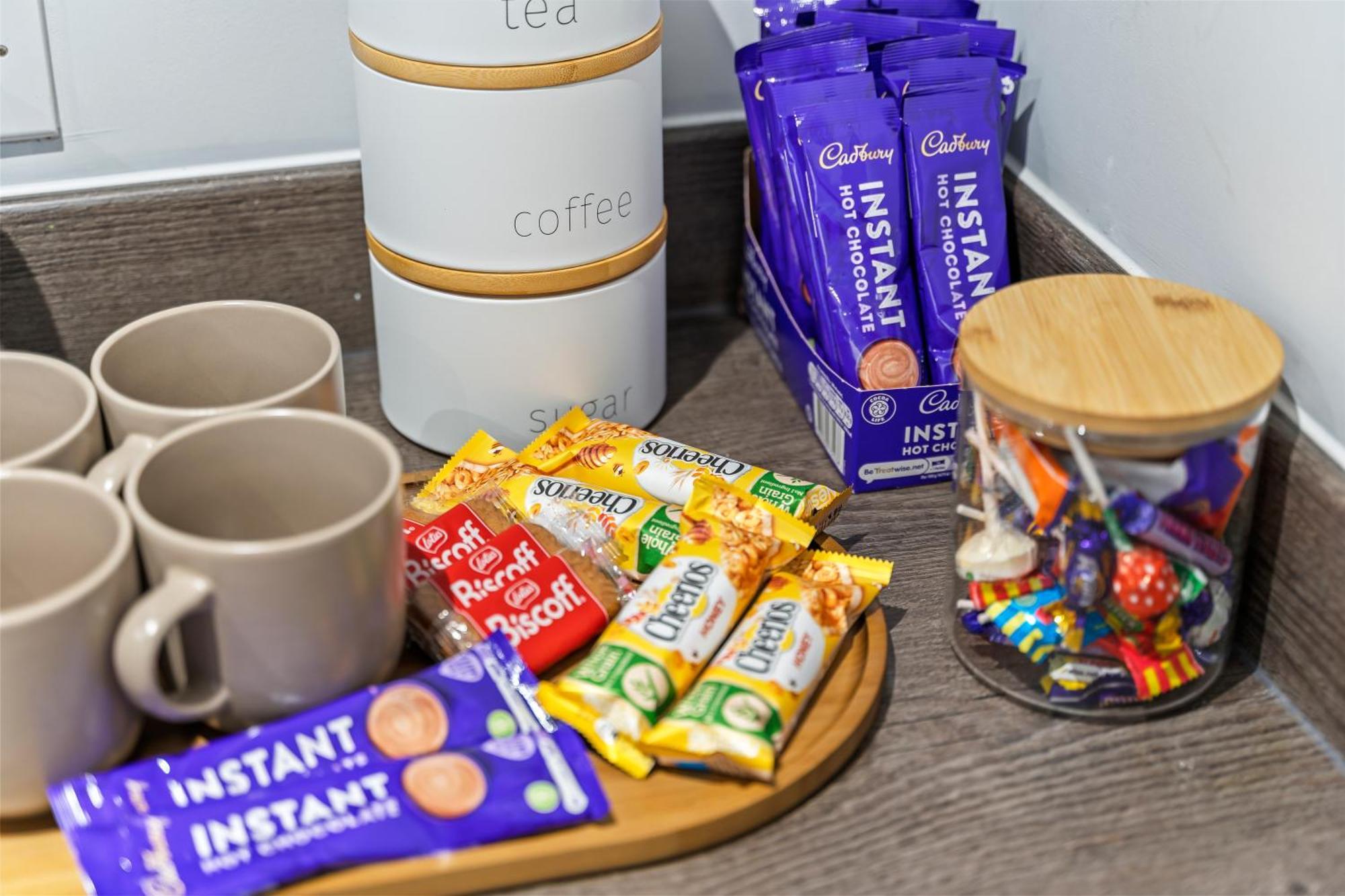 Vibrant Bliss - Luxury Centre Stay, Sleeps 8, Location, Bullring, Fully Equipped Kitchen, King Bed, 2 Bathrooms,terrace View, Free Wifi And Board Games Birmingham
