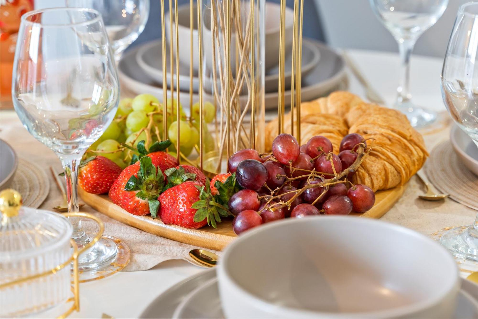Vibrant Bliss - Luxury Centre Stay, Sleeps 8, Location, Bullring, Fully Equipped Kitchen, King Bed, 2 Bathrooms,terrace View, Free Wifi And Board Games * Birmingham
