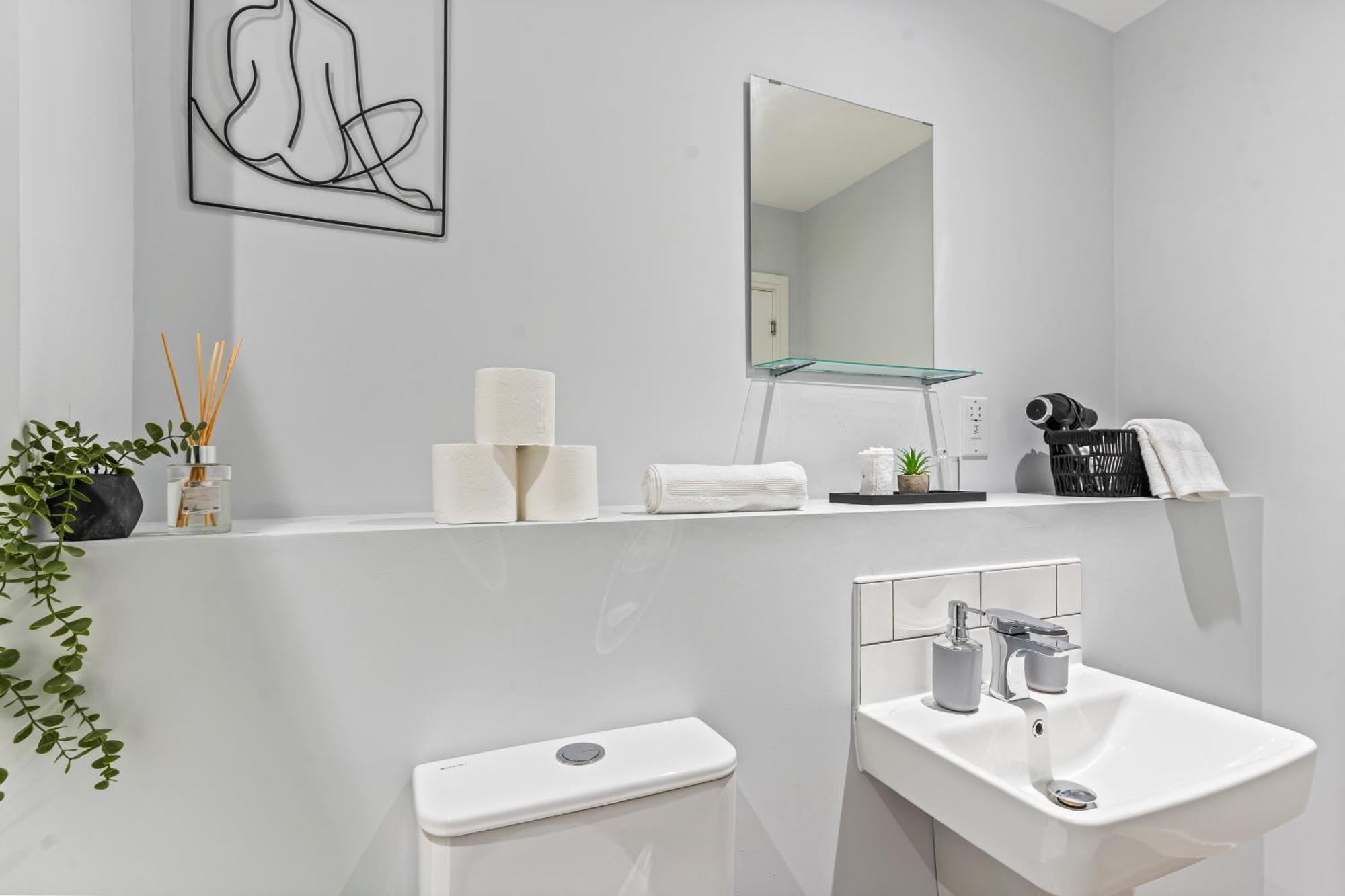 Vibrant Bliss - Luxury Centre Stay, Sleeps 8, Location, Bullring, Fully Equipped Kitchen, King Bed, 2 Bathrooms,terrace View, Free Wifi And Board Games *