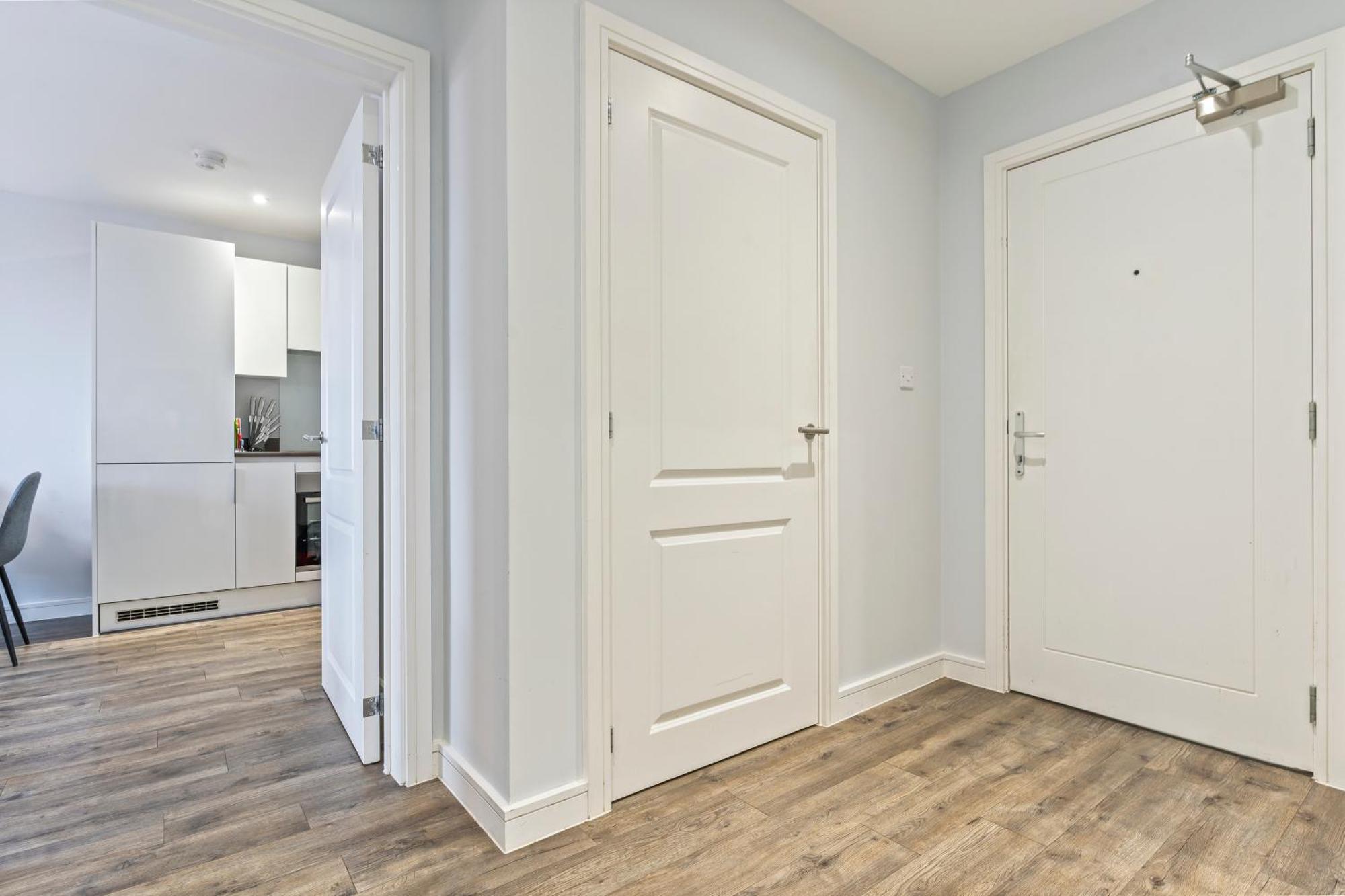 Apartment Vibrant Bliss - Luxury Centre Stay, Sleeps 8, Location, Bullring, Fully Equipped Kitchen, King Bed, 2 Bathrooms,terrace View, Free Wifi And Board Games *